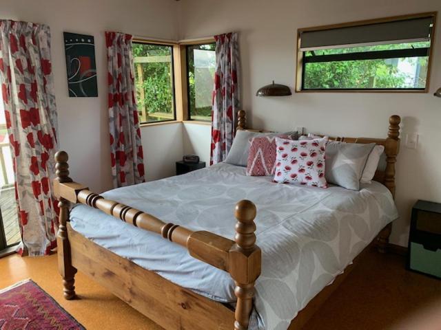 Treetop Hideaway - Taupo Holiday Home 외부 사진