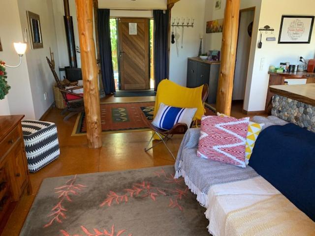 Treetop Hideaway - Taupo Holiday Home 외부 사진