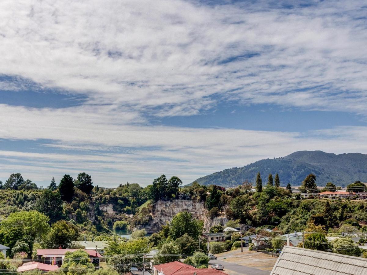 Treetop Hideaway - Taupo Holiday Home 외부 사진