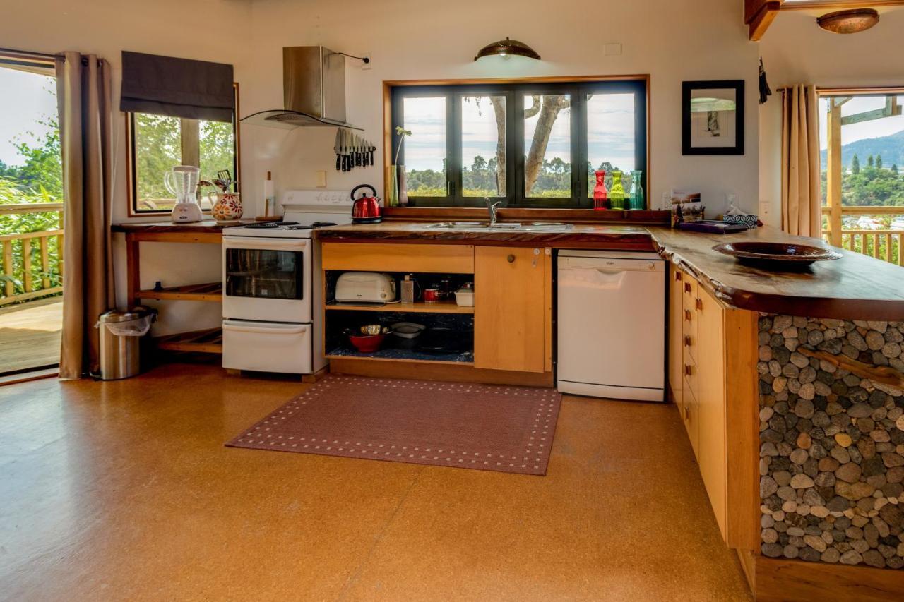 Treetop Hideaway - Taupo Holiday Home 외부 사진