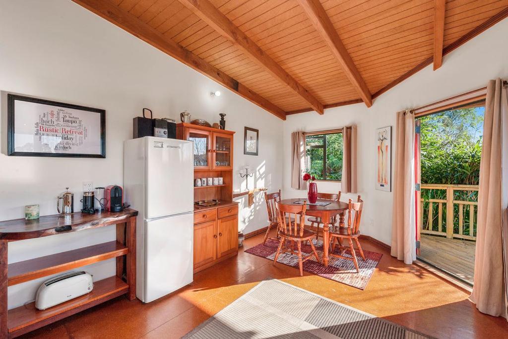 Treetop Hideaway - Taupo Holiday Home 외부 사진