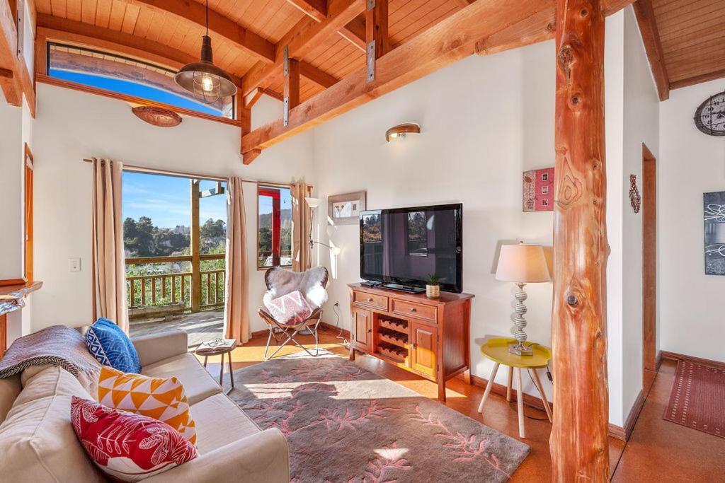Treetop Hideaway - Taupo Holiday Home 외부 사진