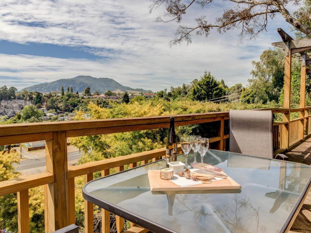 Treetop Hideaway - Taupo Holiday Home 외부 사진
