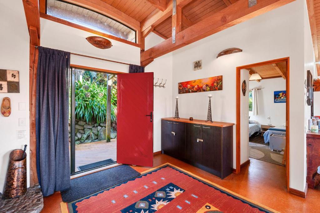 Treetop Hideaway - Taupo Holiday Home 외부 사진