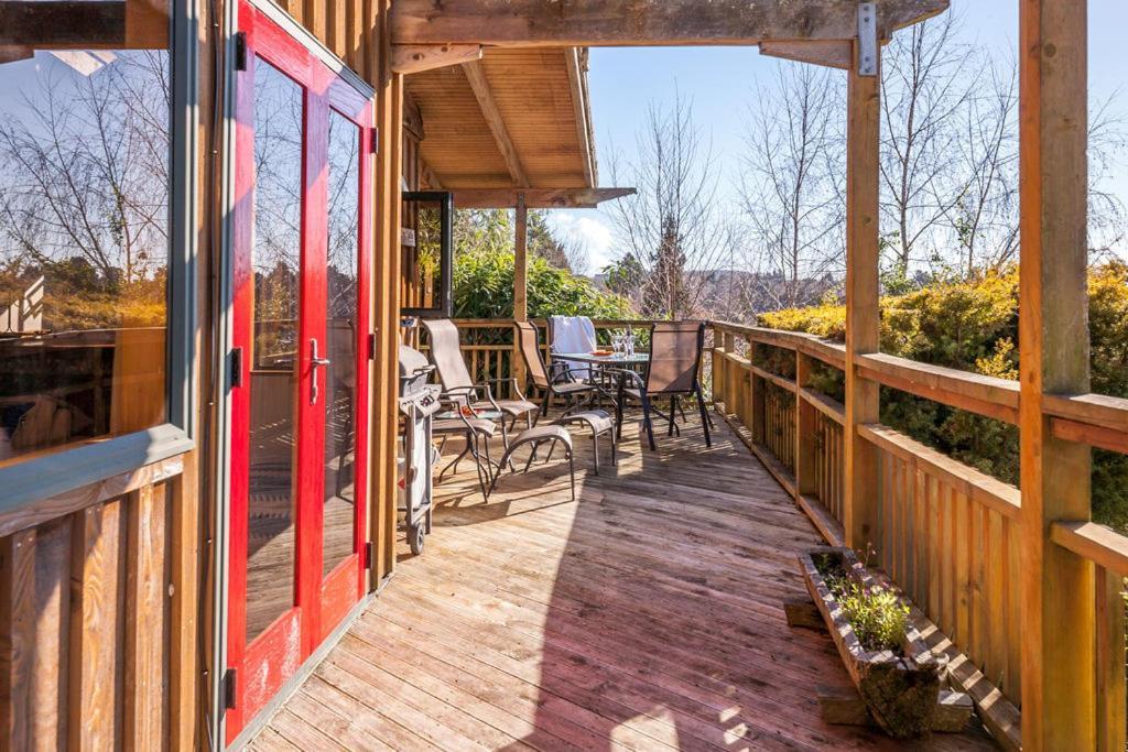 Treetop Hideaway - Taupo Holiday Home 외부 사진