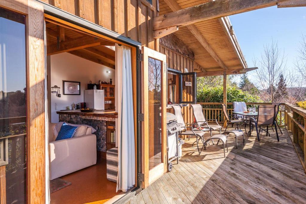 Treetop Hideaway - Taupo Holiday Home 외부 사진