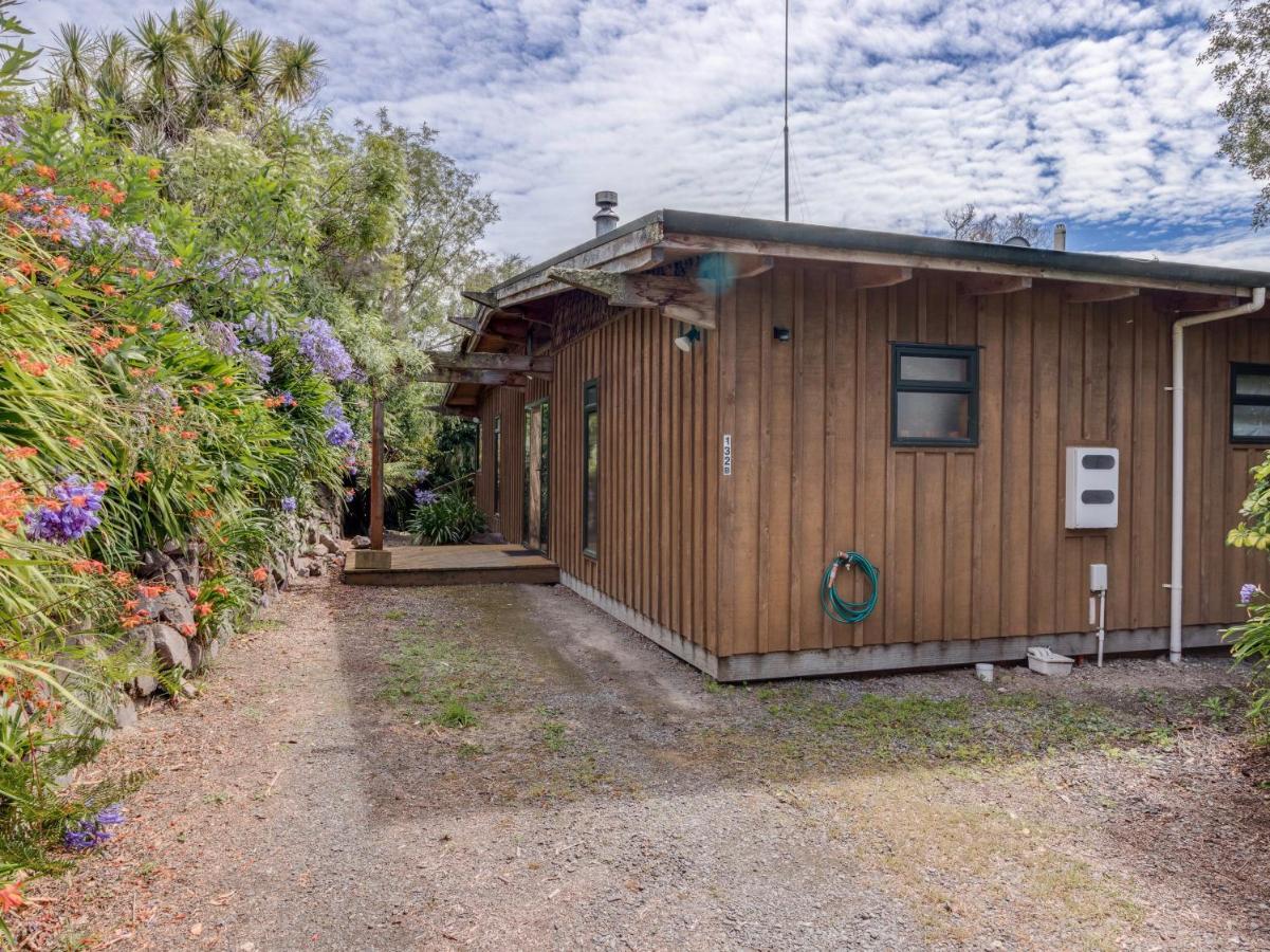 Treetop Hideaway - Taupo Holiday Home 외부 사진